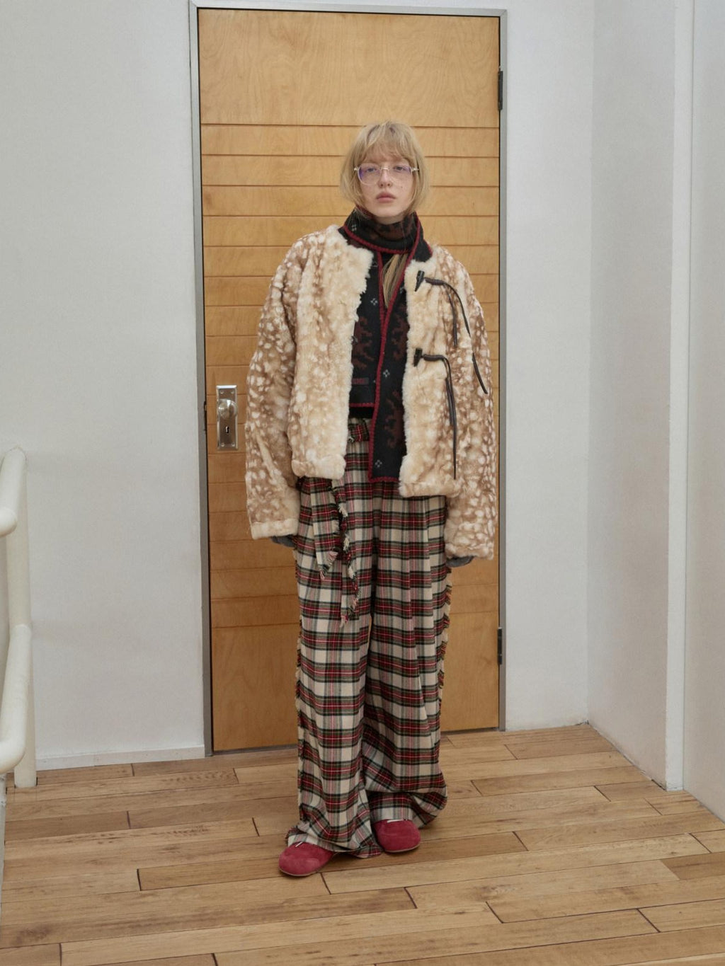 1JINN STUDIO Cozy Deer Print Short Casual Standard Fit Long Sleeve Women Faux Fur Coats