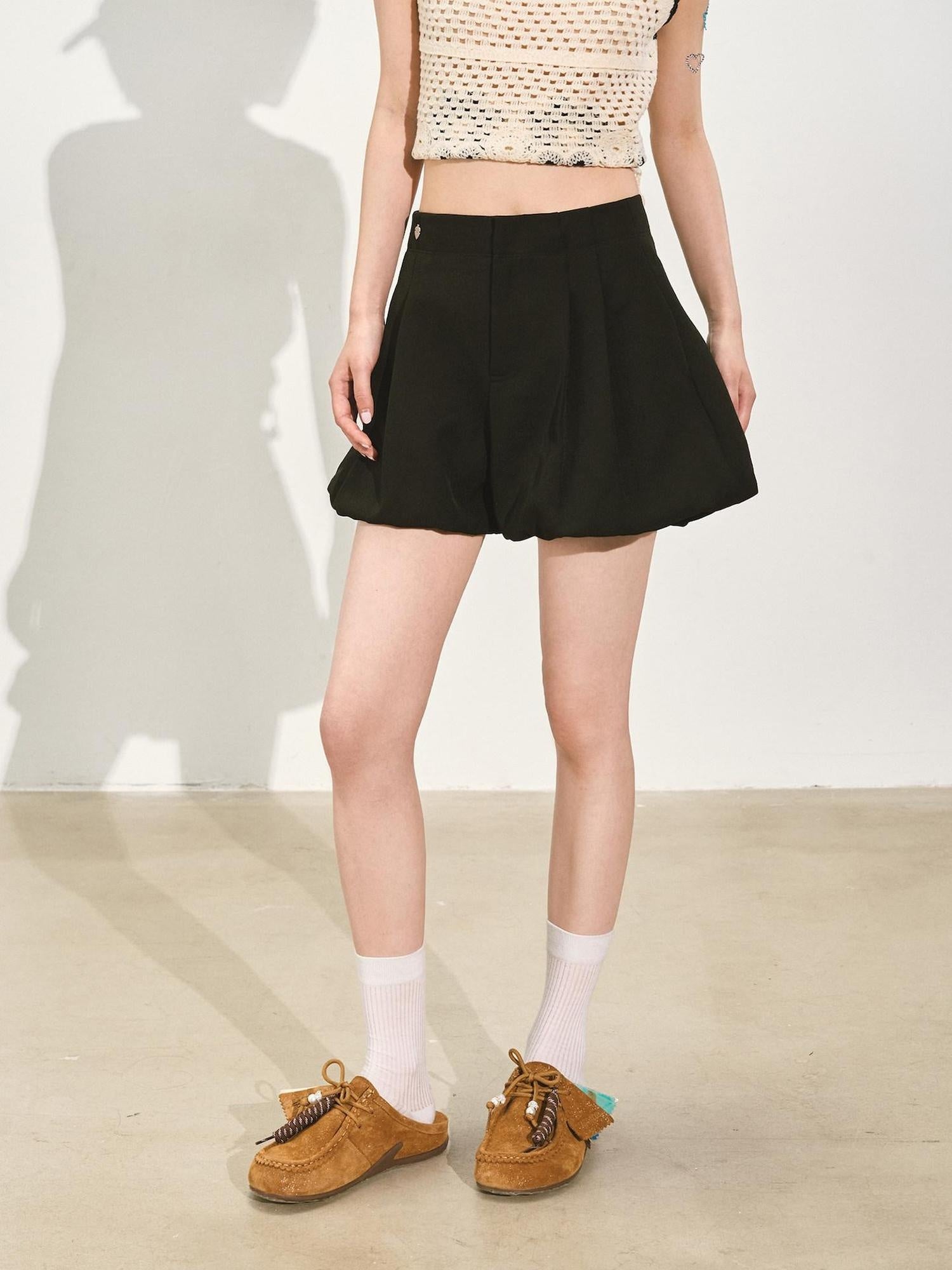 SOMESOWE Stretchy Natural Waist Loose Straight Black White Mid-Length Shorts