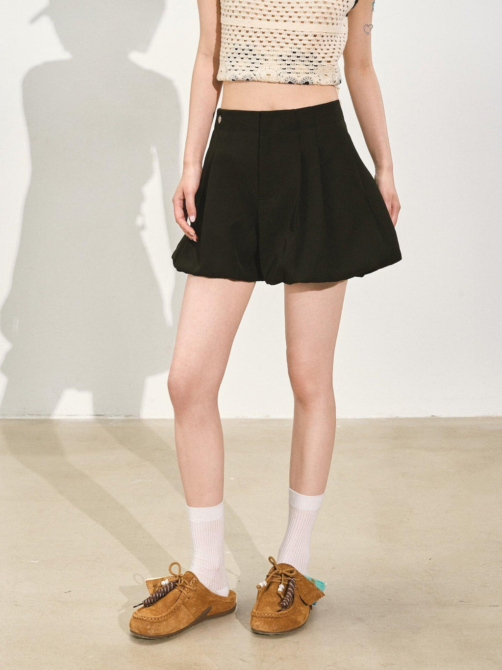 SOMESOWE Stretchy Natural Waist Loose Straight Black White Mid-Length Shorts