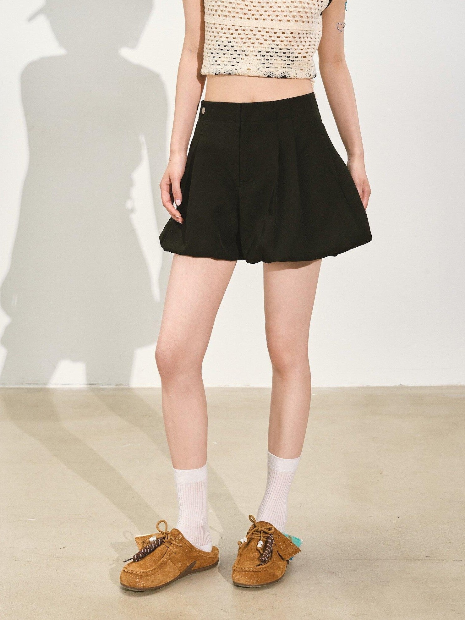SOMESOWE Stretchy Natural Waist Loose Straight Black White Mid-Length Shorts
