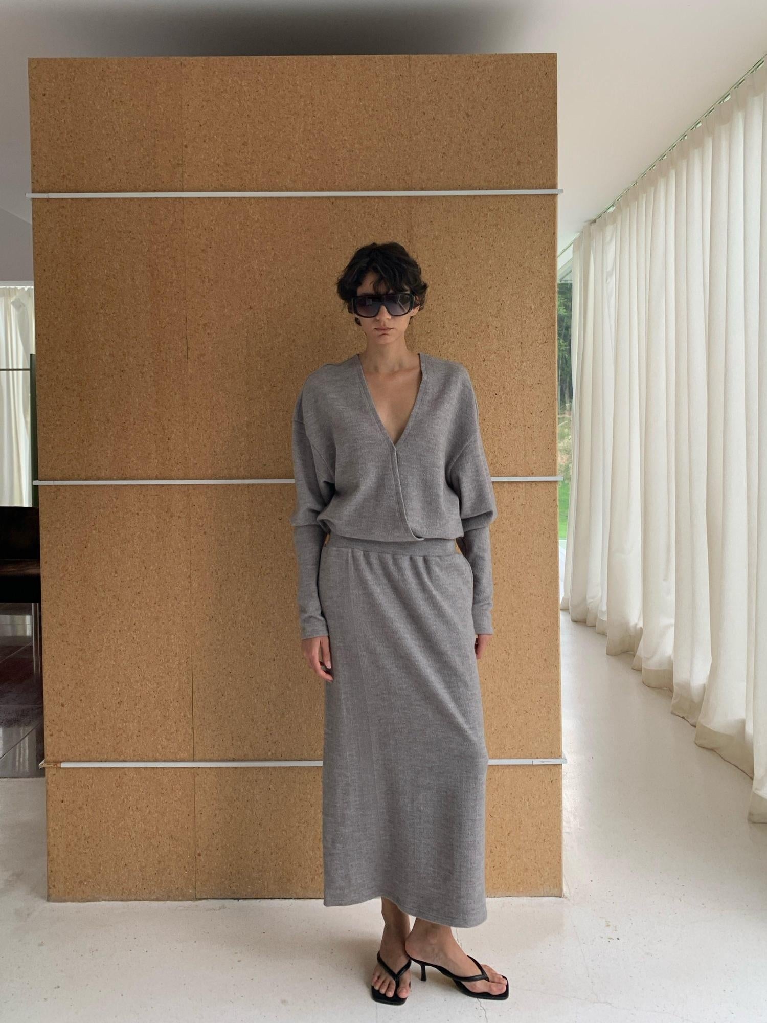 BUZHOU Cozy Knit Two Piece V-neck Long Sleeve Cleanfit Women Gray Skirt Sweater Sets