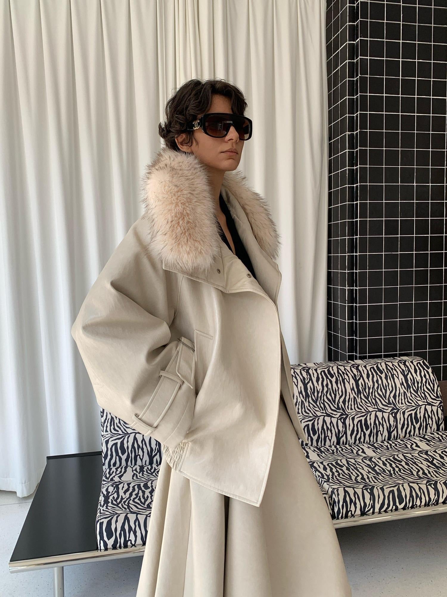 BUZHOU Plush Lined Pu Leather Hooded Relaxed Commuter Beige Fur Collar Faux Fur Coats