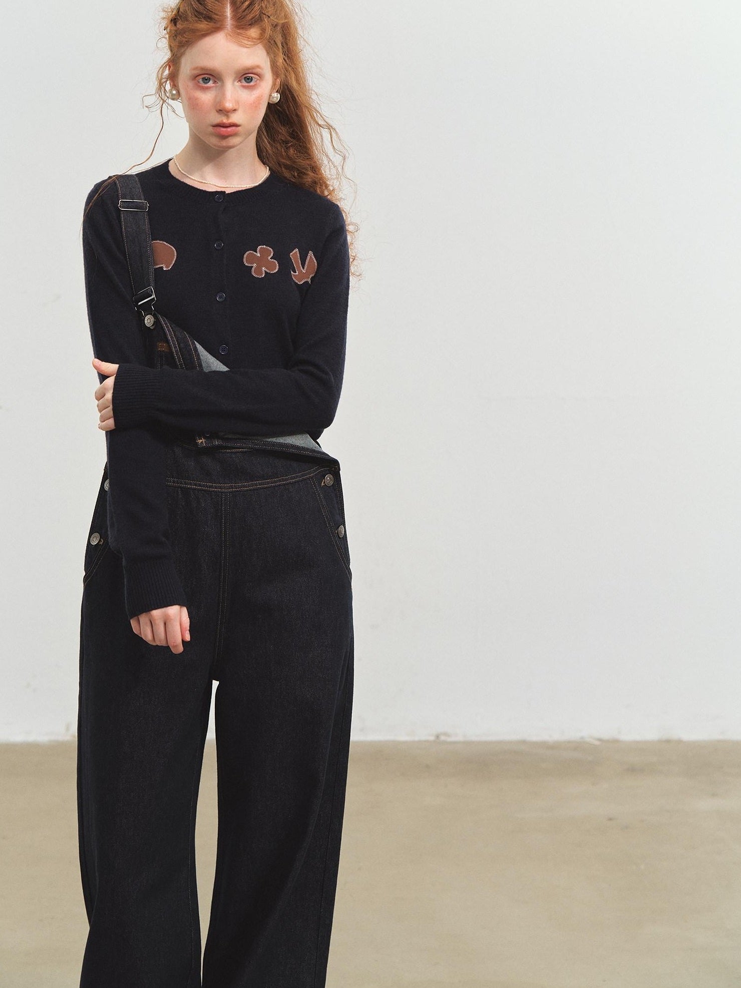 SOMESOWE Minimal Button Animal Applique Regular Fit Women Knit Round Neck Cardigans