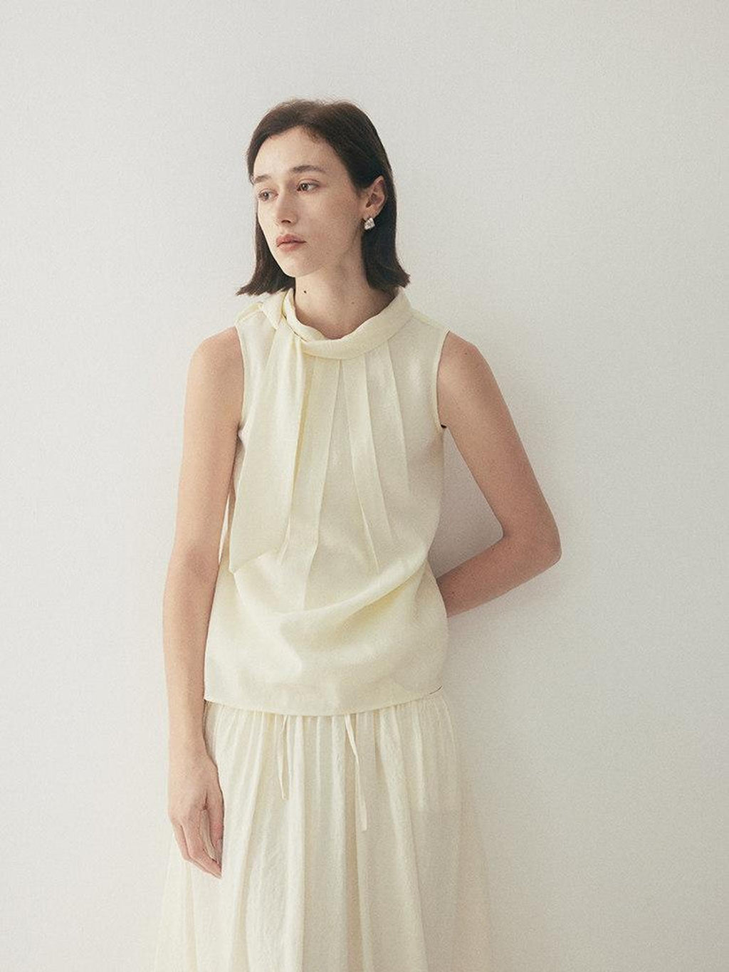 someonesometimes Original Slim Tie Detail Stand Collar Sleeveless Cream Pullover Top & Skirt Sets