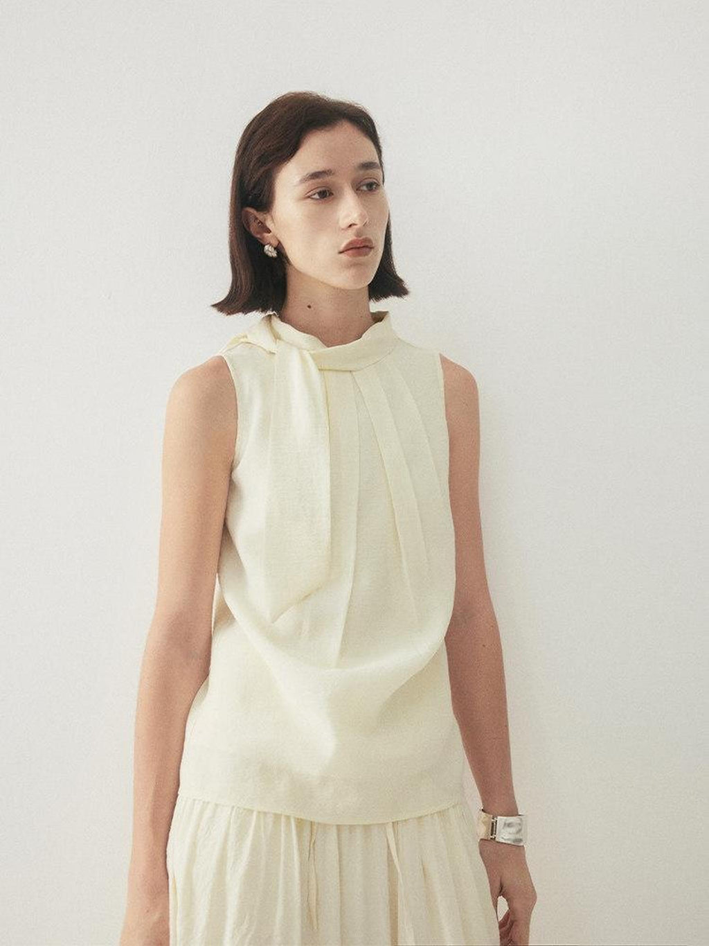 someonesometimes Original Slim Tie Detail Stand Collar Sleeveless Cream Pullover Top & Skirt Sets